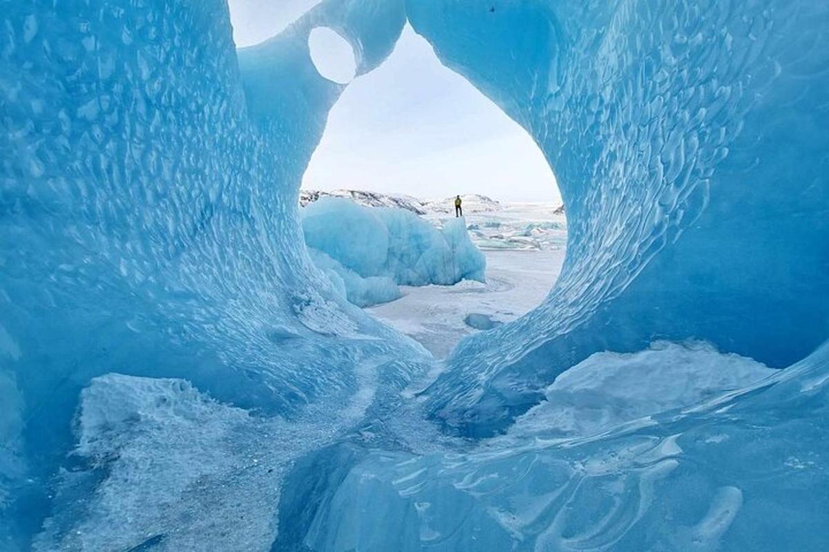 uma pessoa está parada no meio de um iceberg falso