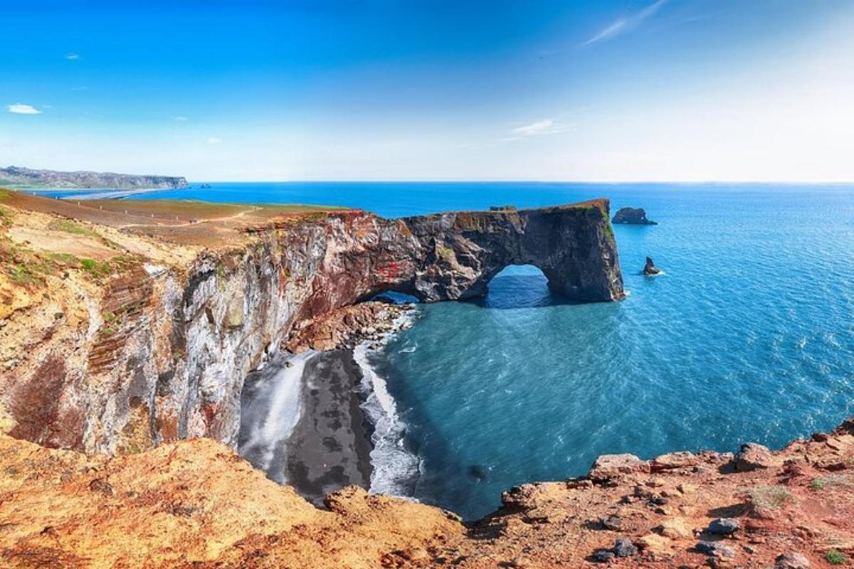 uma grande formação rochosa no meio do oceano