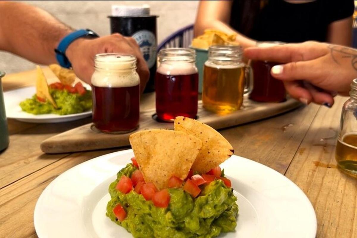 un piatto di cibo con guacamole e patatine fritte su un tavolo