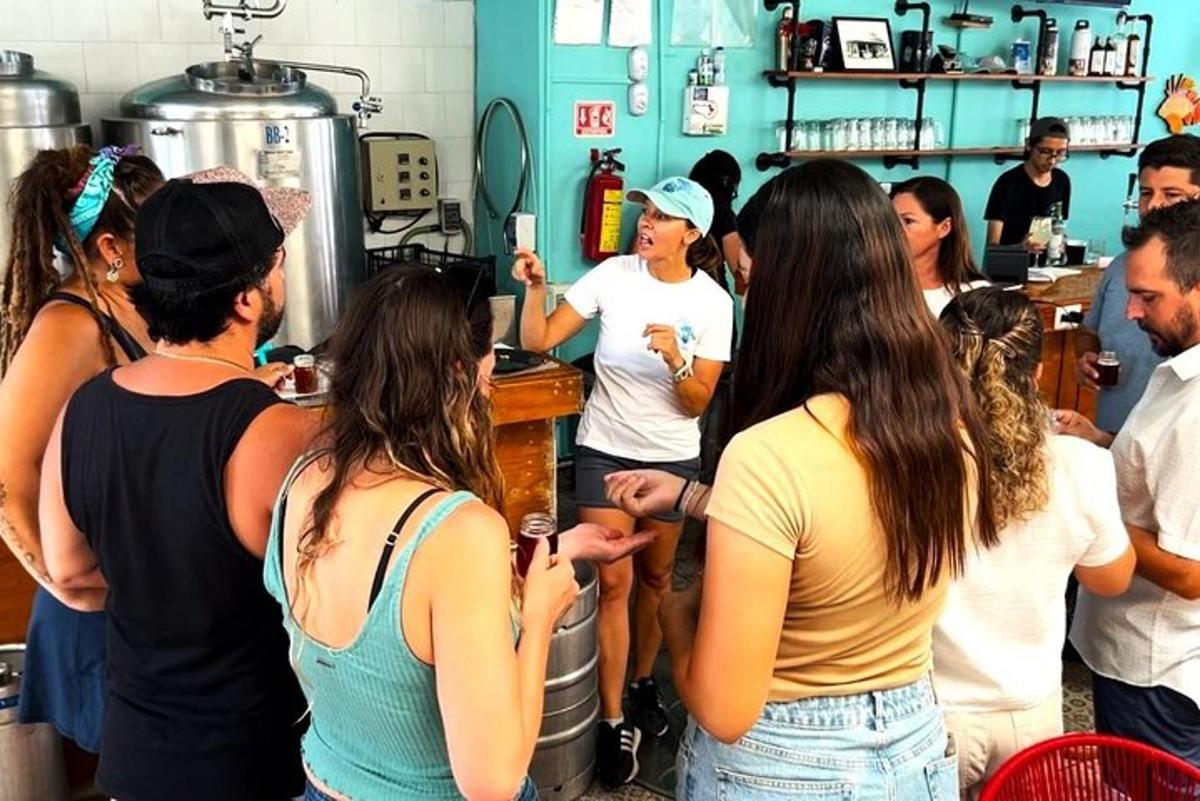 un gruppo di persone in piedi in un bar