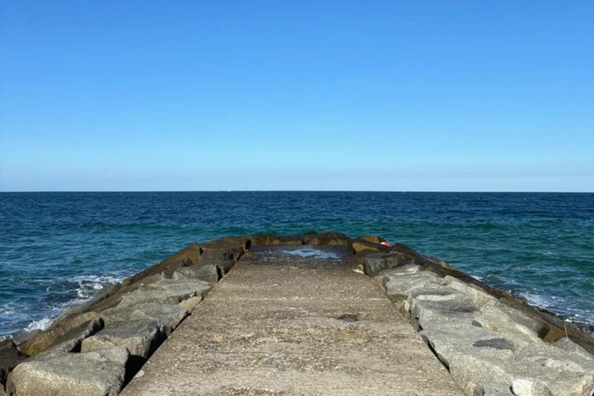 molo uprostřed oceánu