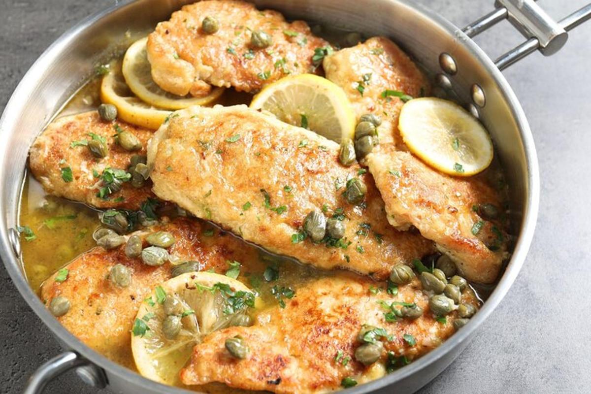 sepanci makanan dengan ayam dan irisan lemon