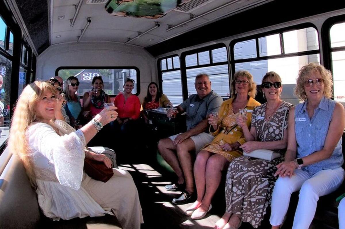 eine Gruppe von Menschen sitzt in einem Bus