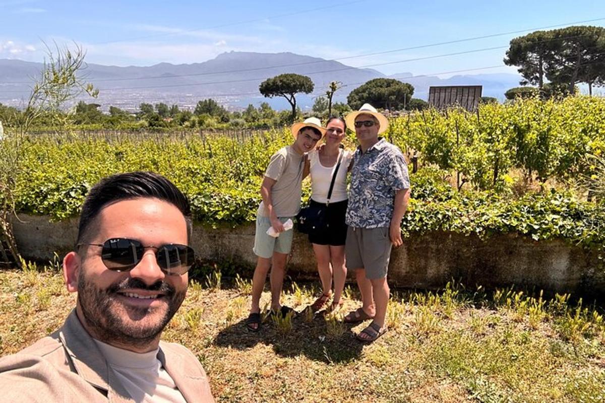 μια ομάδα ανθρώπων που ποζάρουν για μια φωτογραφία