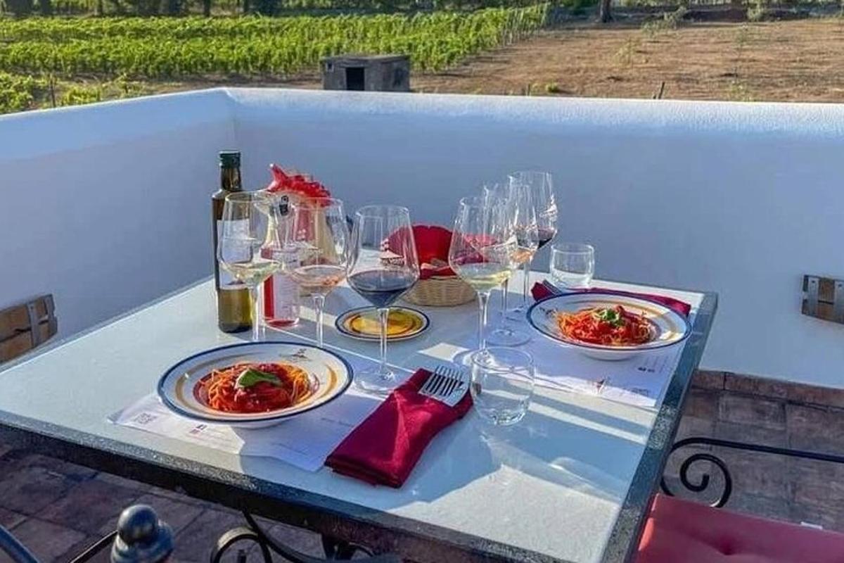 ένα τραπέζι με πιάτα φαγητού και ποτήρια κρασιού