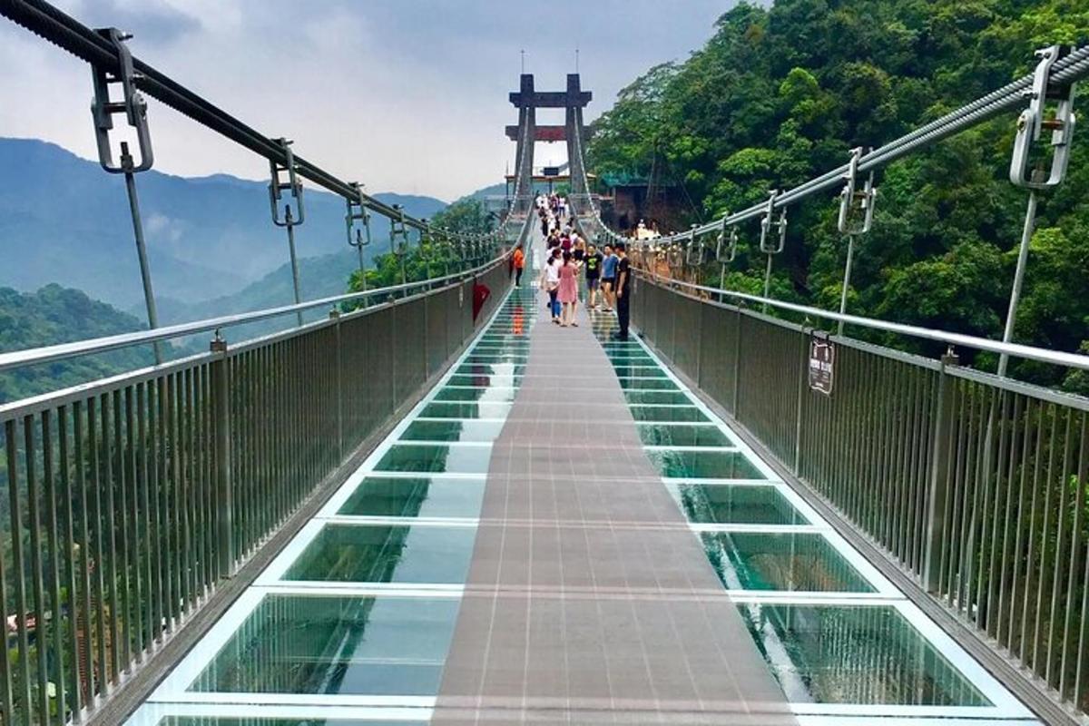 un ponte in montagna con persone che ci camminano sopra
