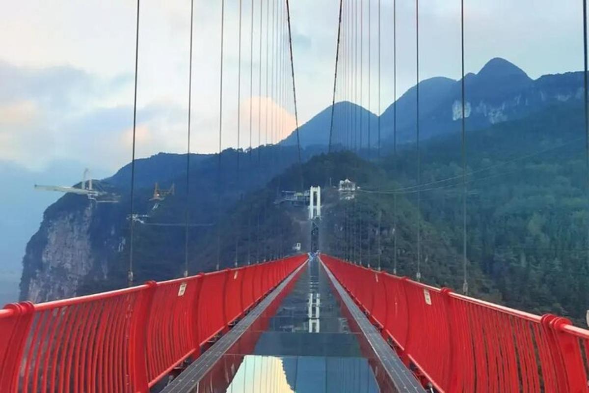 jambatan merah dengan latar belakang gunung