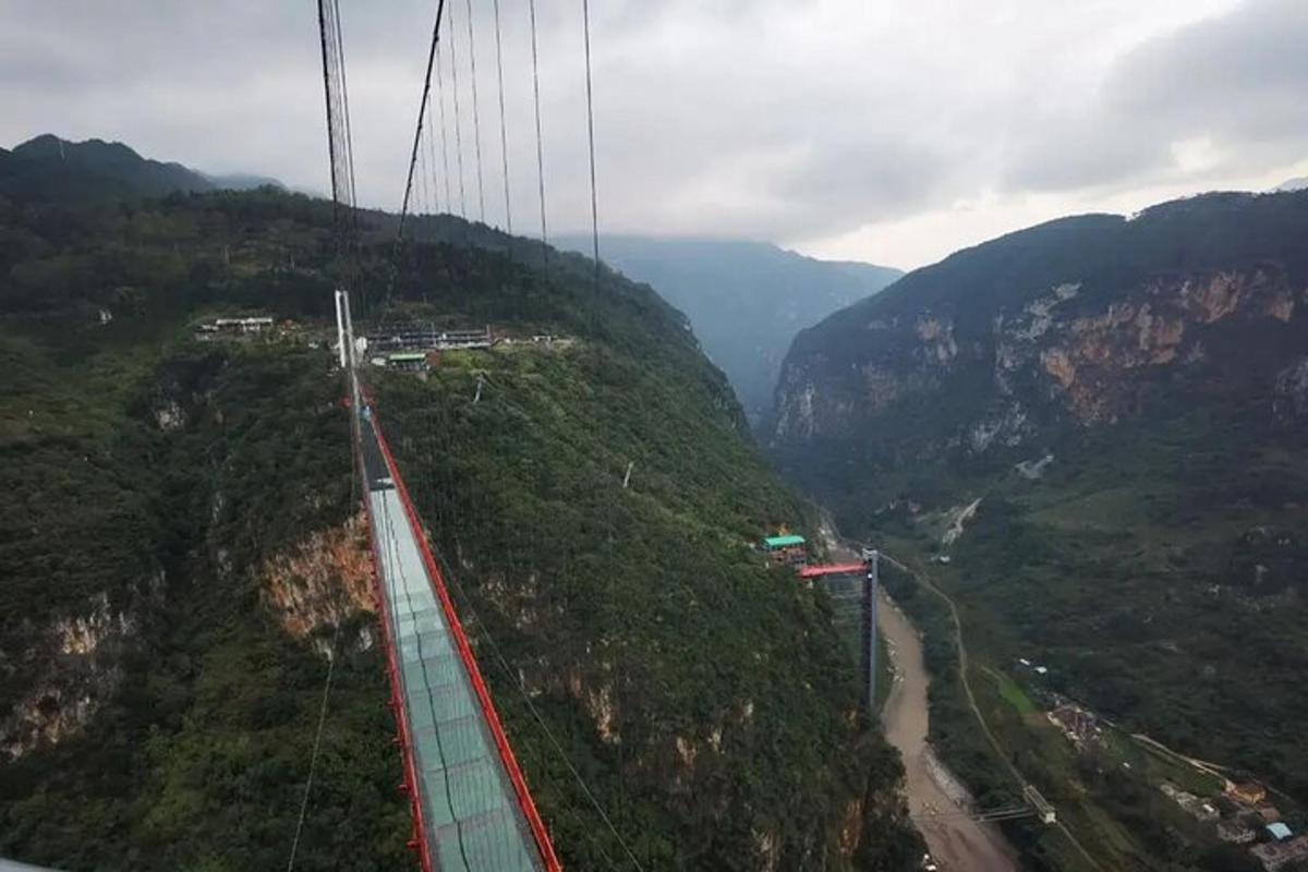jambatan di atas gunung dengan jalan