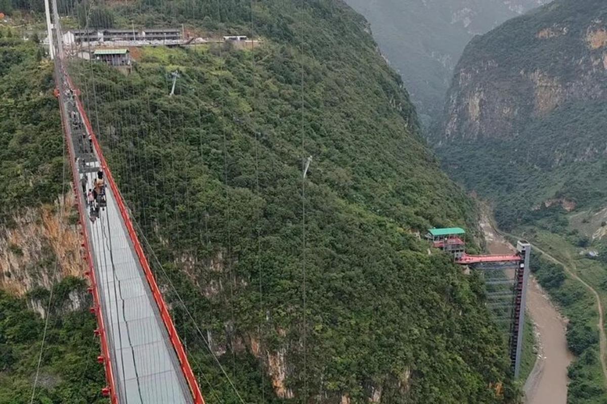 kereta api di atas jambatan di sisi gunung