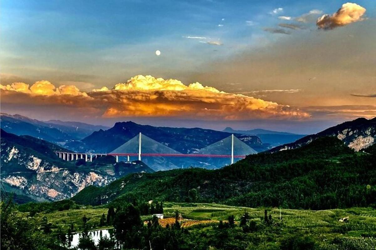 vista d'un pont a les muntanyes