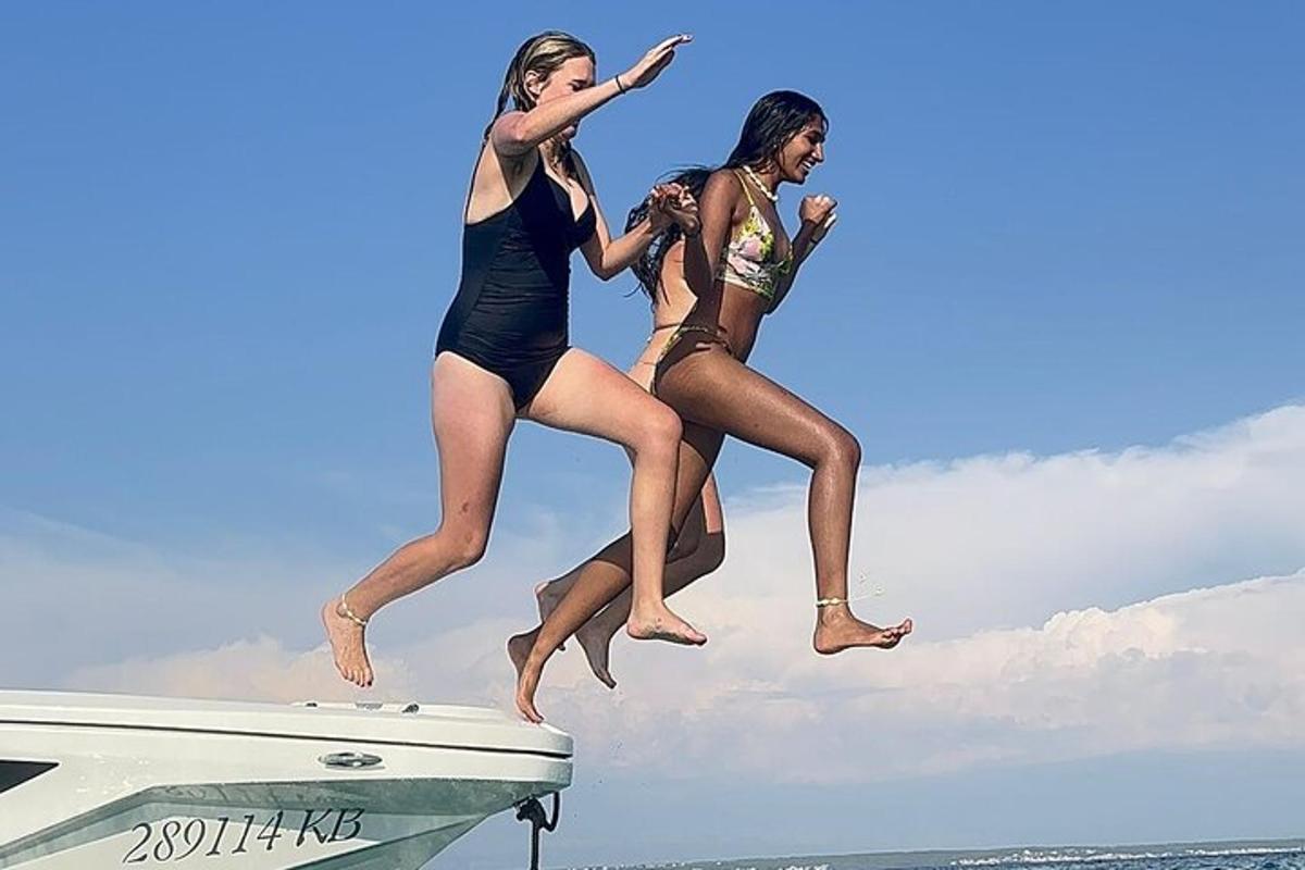 tiga gadis melompat dari perahu