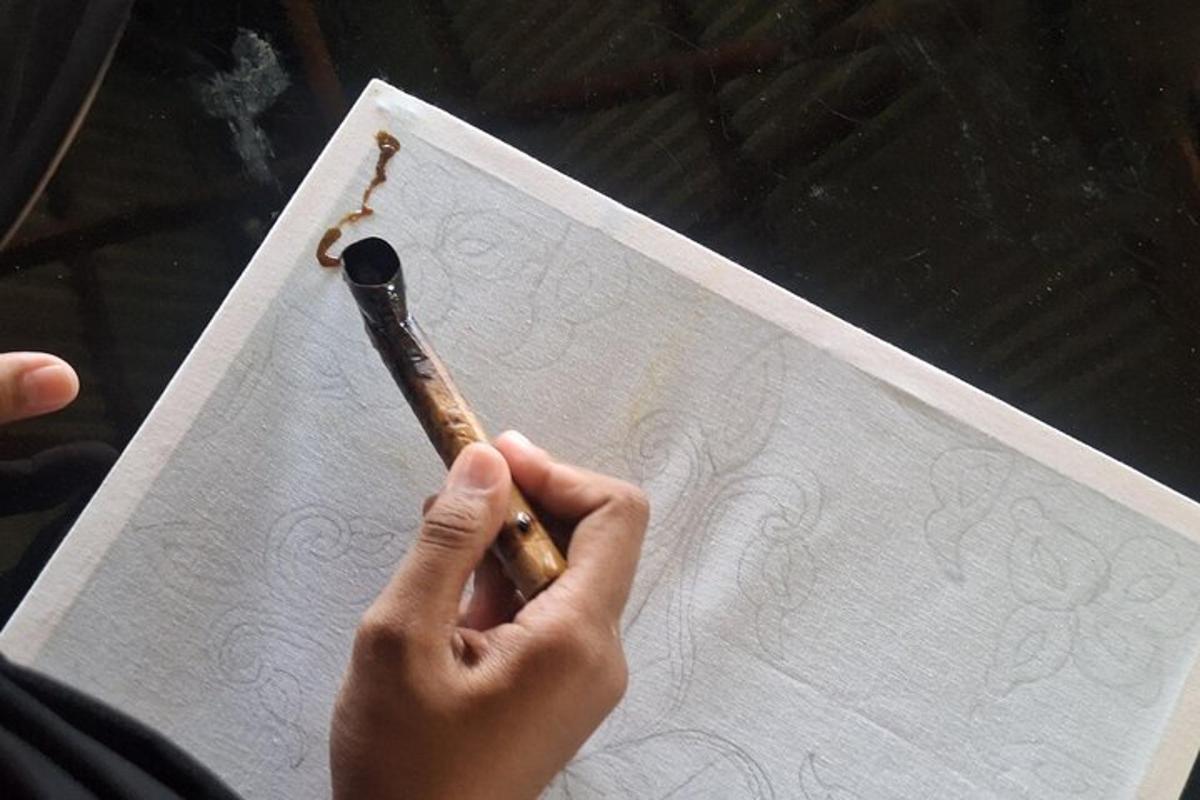 osoba držící nůž na kusu papíru