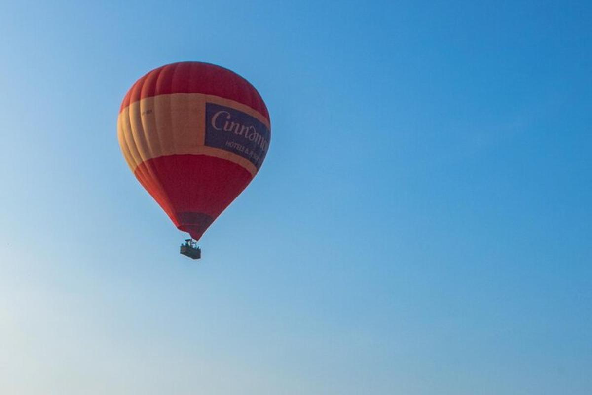 horkovzdušný balón letící na obloze