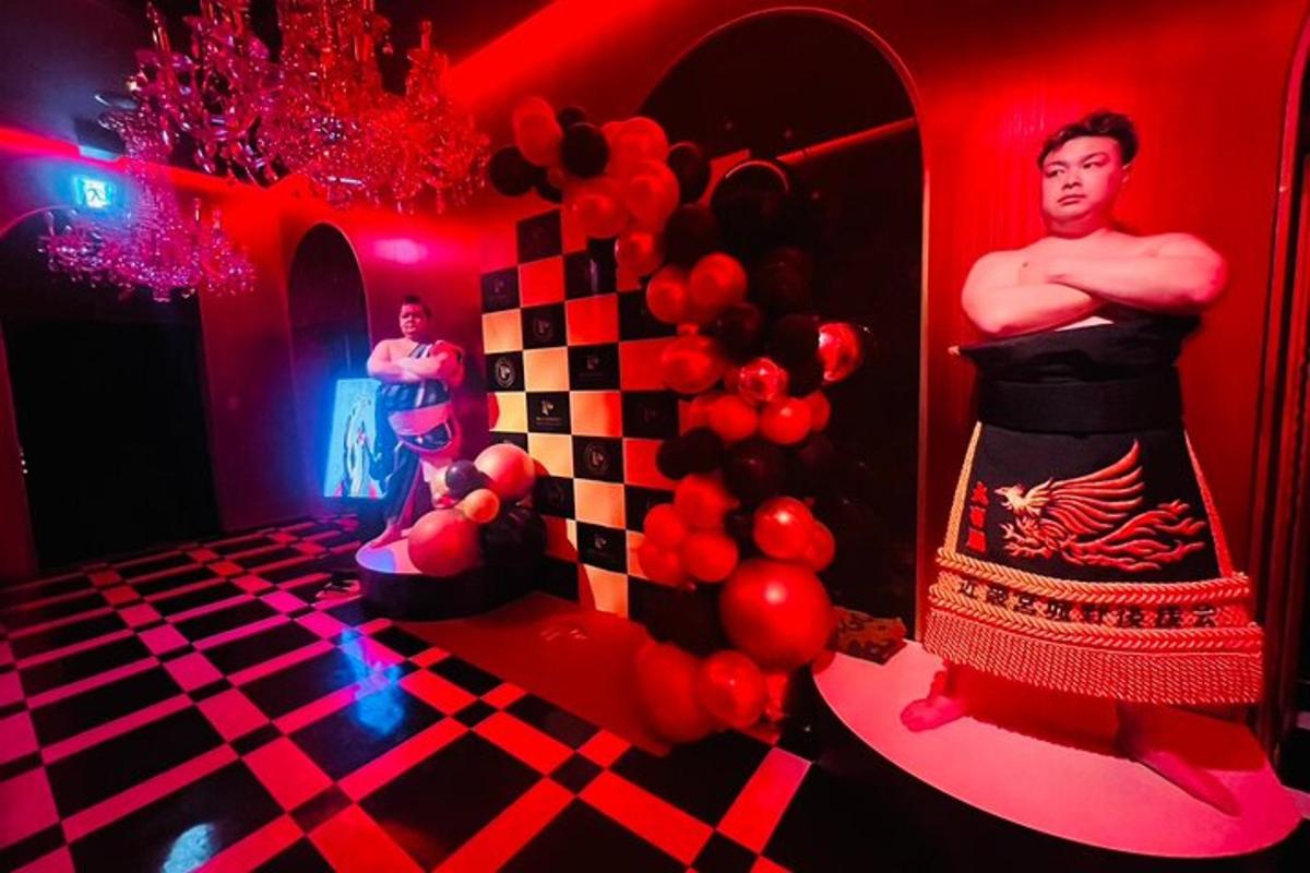 uma sala com um homem parado em uma sala com luzes vermelhas