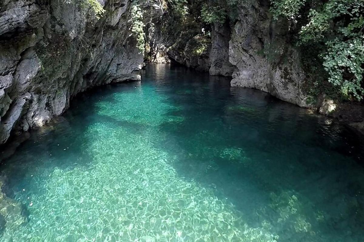una piscina di acqua azzurra limpida in una grotta