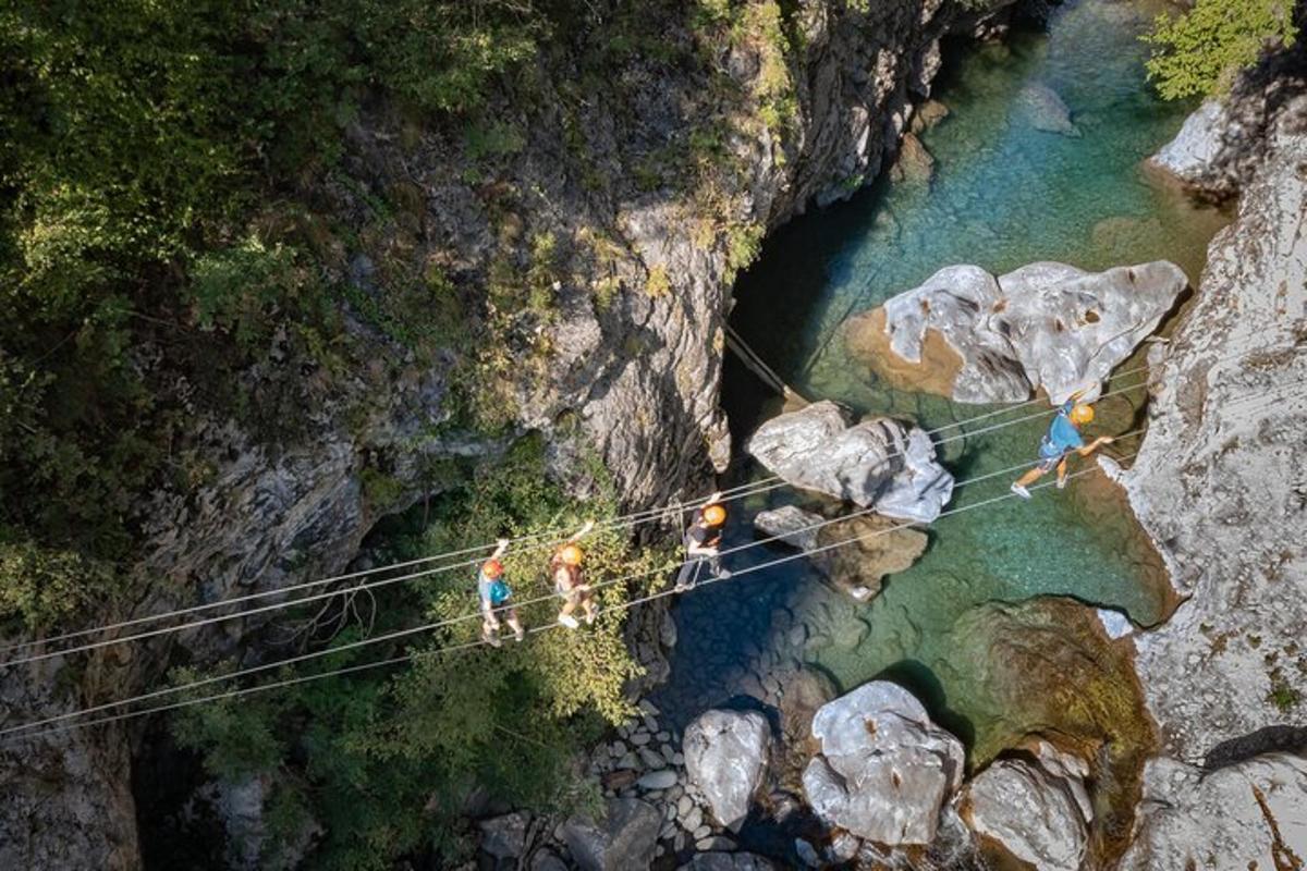 un gruppo di persone che attraversa un ponte sospeso su un fiume