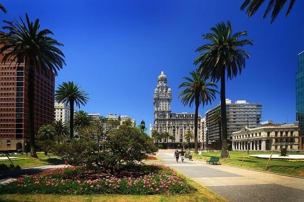 Un horizonte de ciudad con una torre de reloj y palmeras