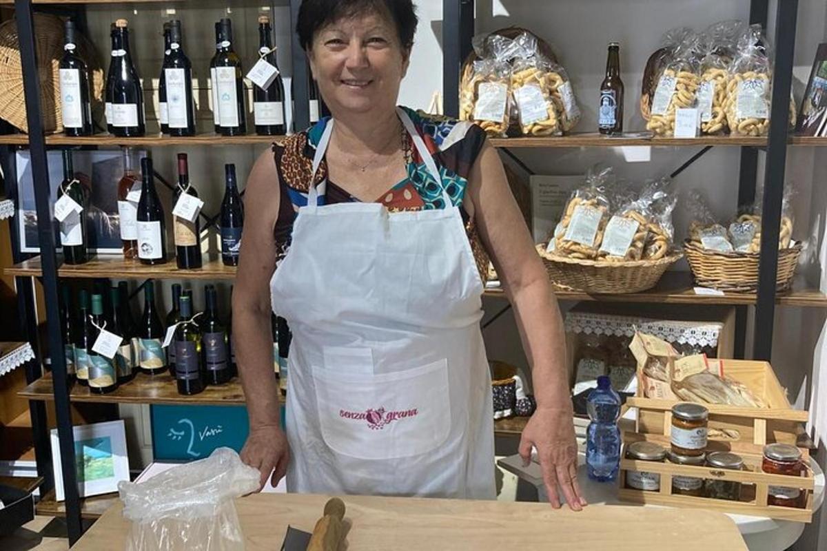 一位女士站在一家葡萄酒商店的柜台后面