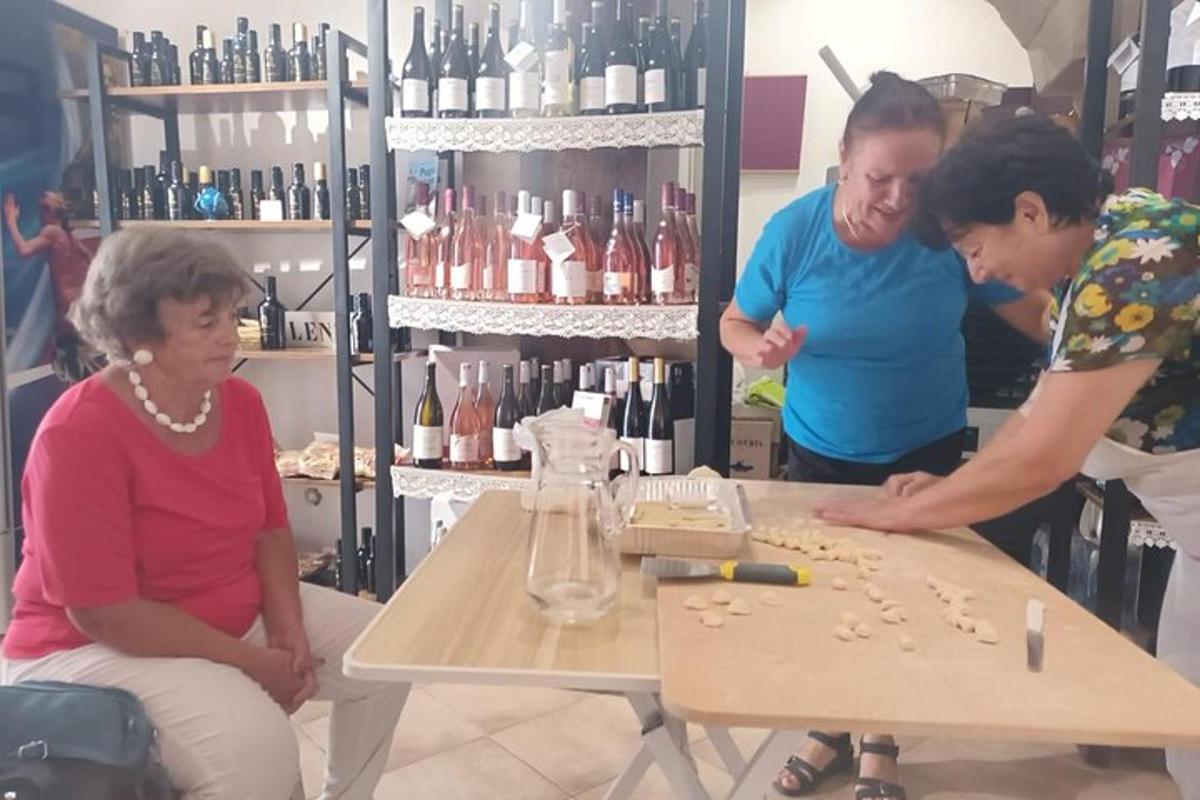 三个人围坐在葡萄酒商店的桌子旁