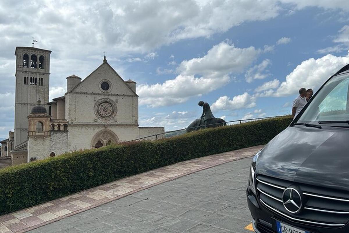 un coche aparcado delante de una iglesia