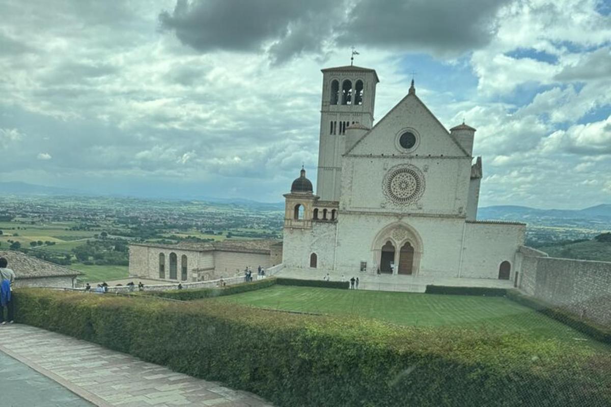 un edificio con una torre de reloj en la cima de una colina
