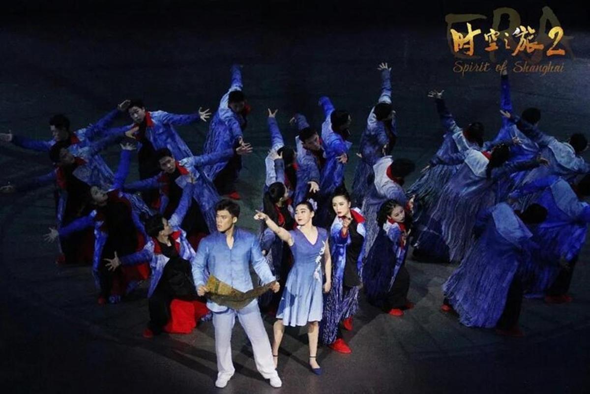 un gruppo di persone in costumi blu su un palco