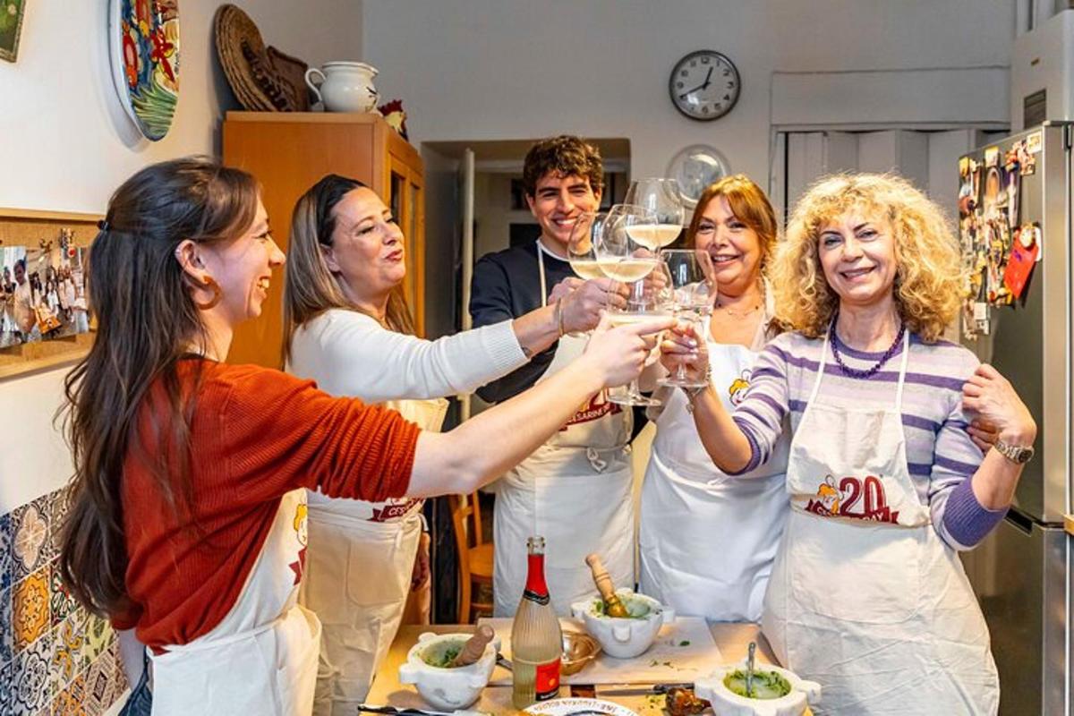skupina lidí držících sklenice vína