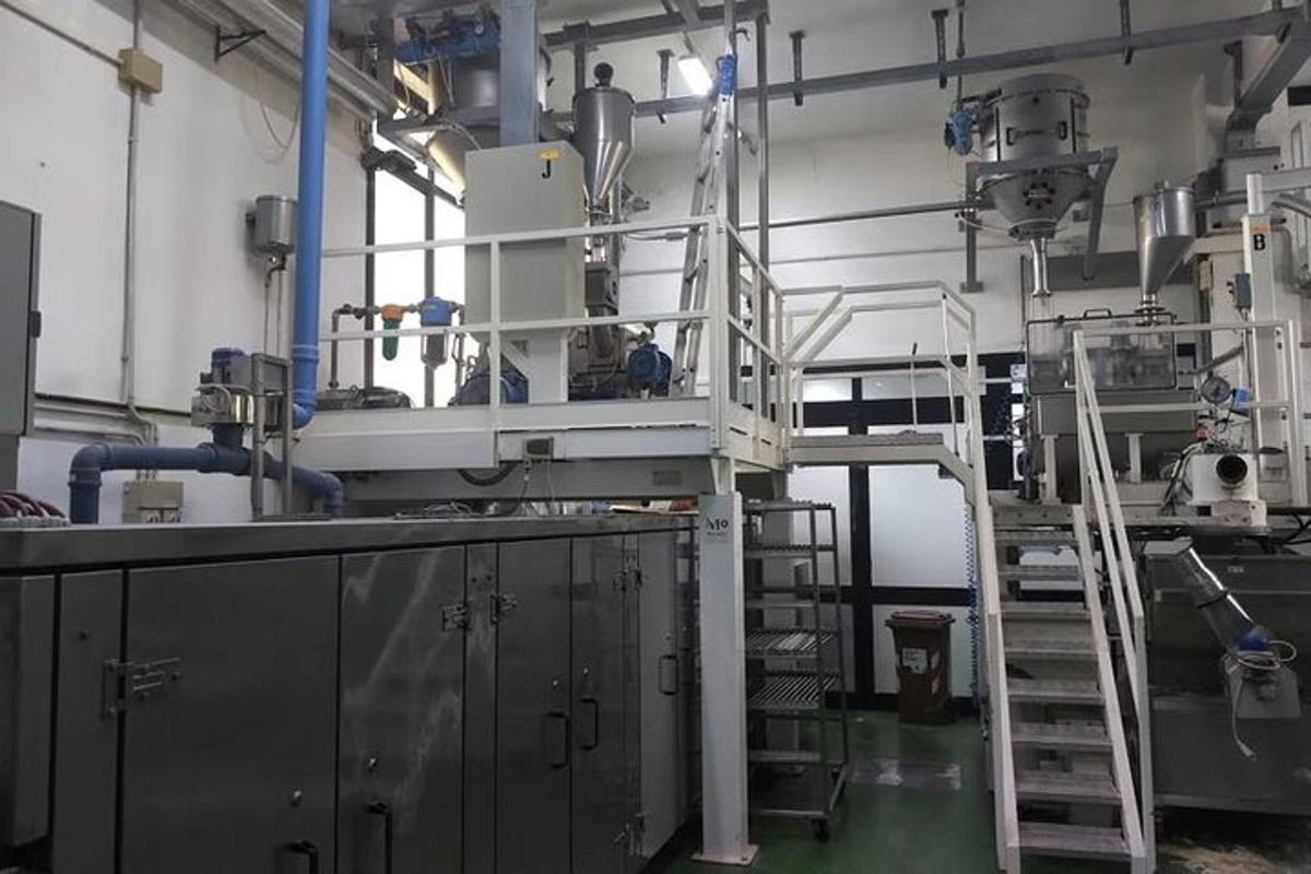 một cỗ máy lớn trong nhà máy có thang