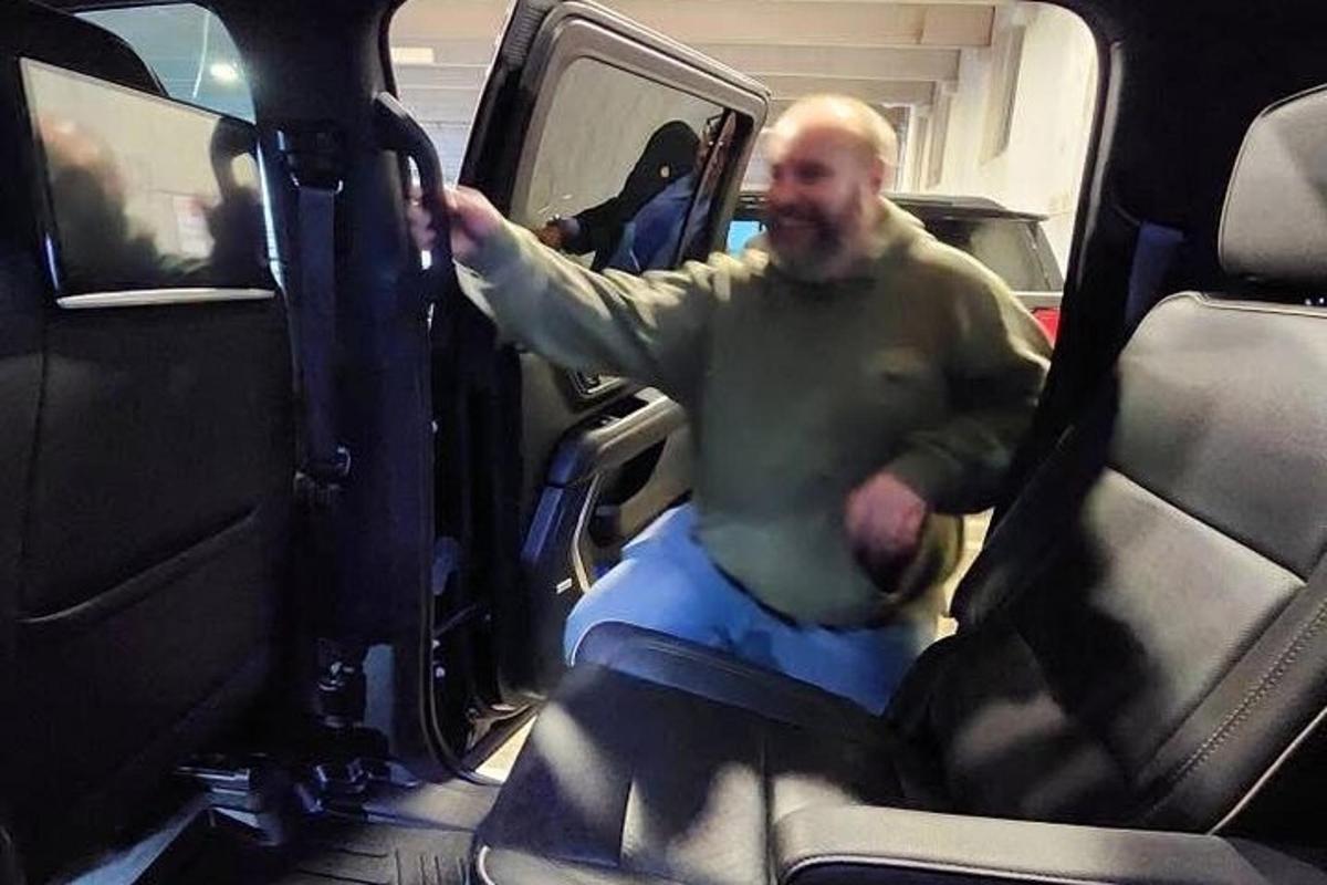 en man som sitter i baksätet på en buss