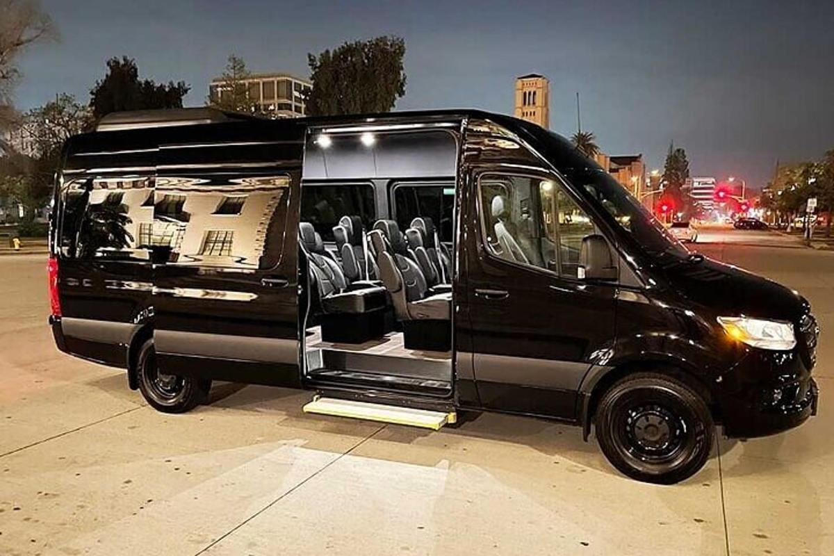 un furgone nero parcheggiato in un parcheggio