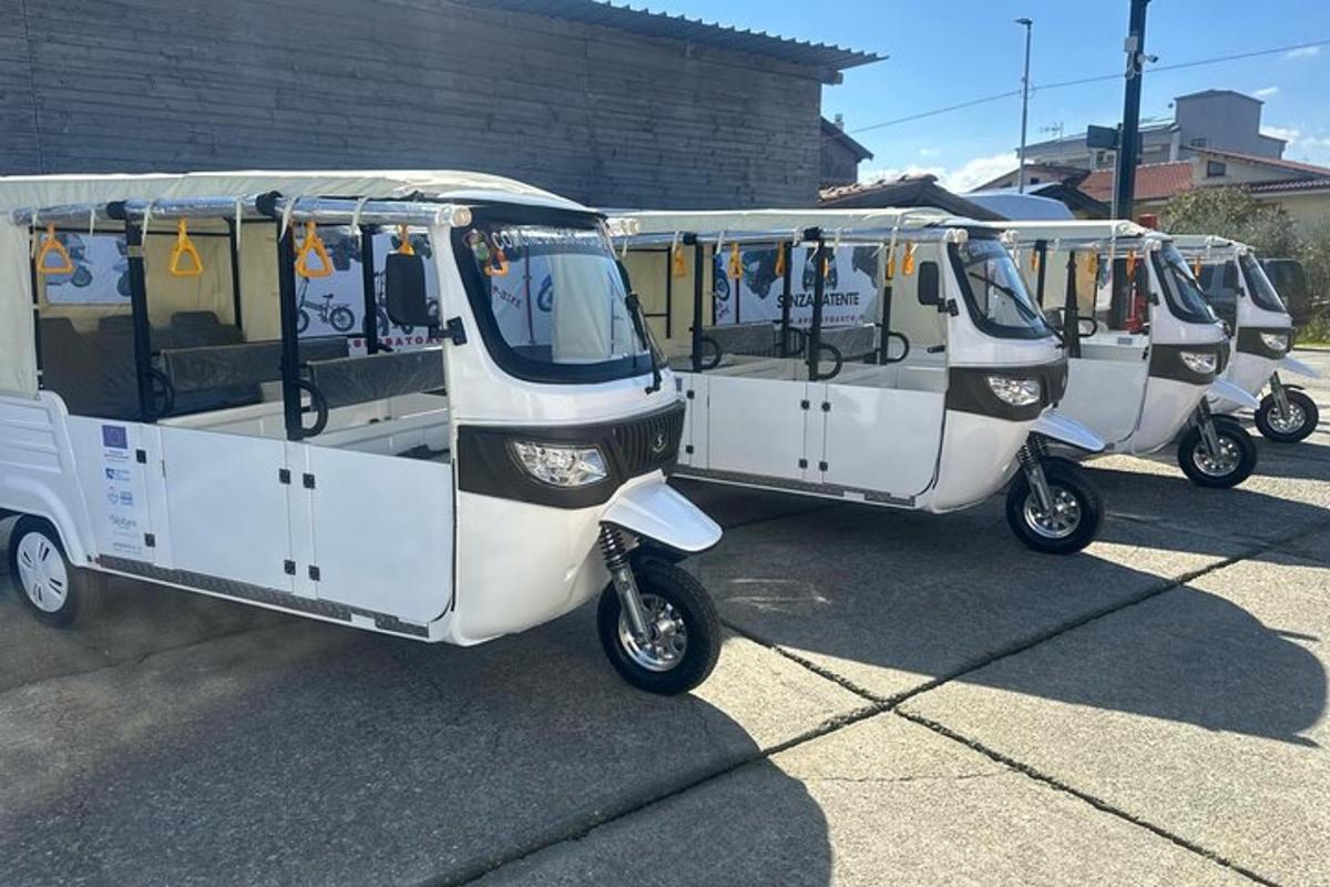 tři elektrické koloběžky zaparkované v řadě na parkovišti