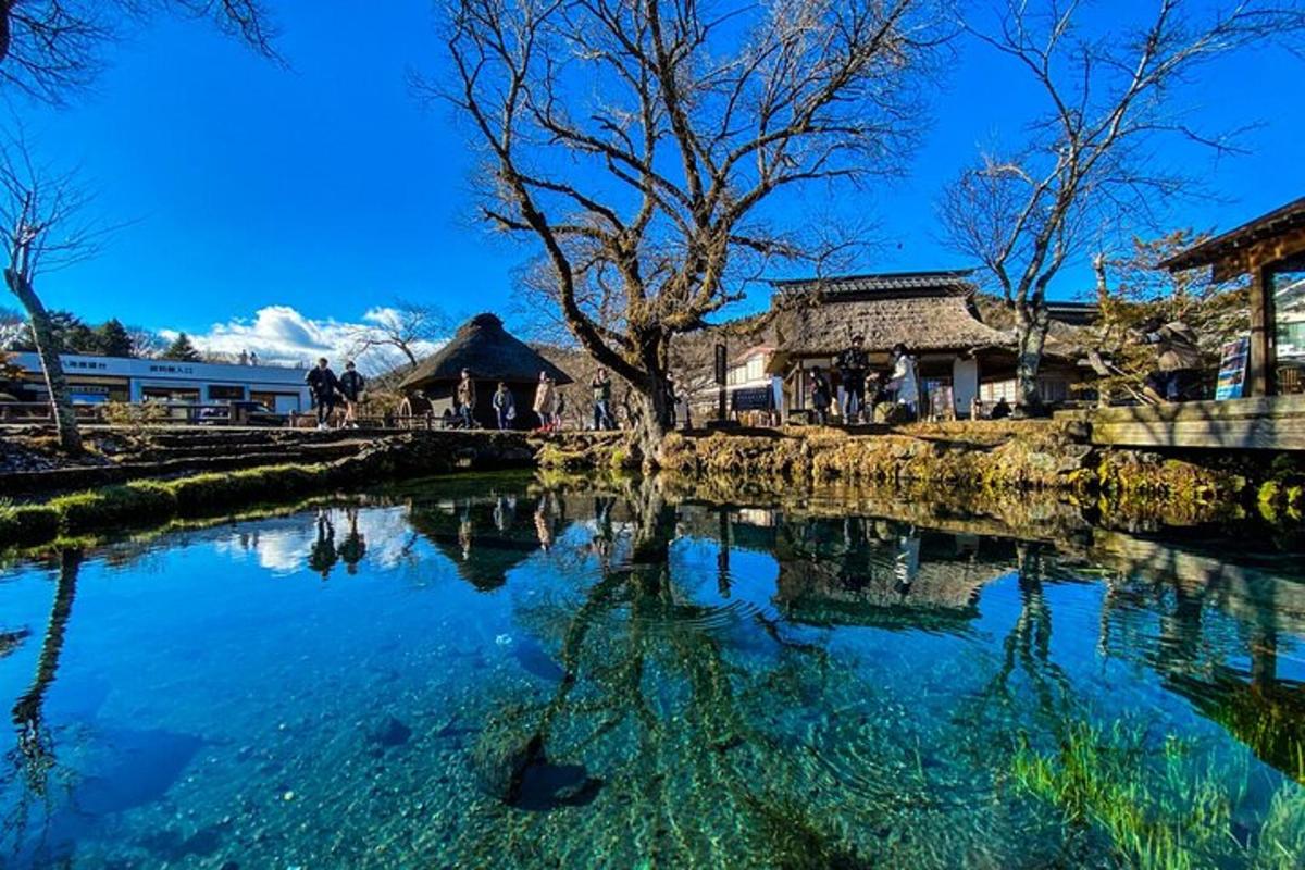 una piscina d'acqua di fronte a un edificio
