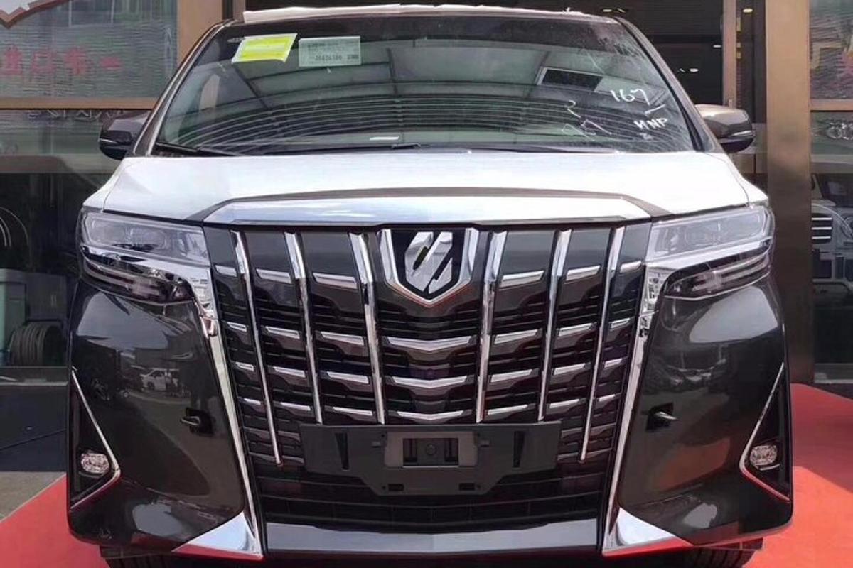 bílé SUV vystavené v showroomu