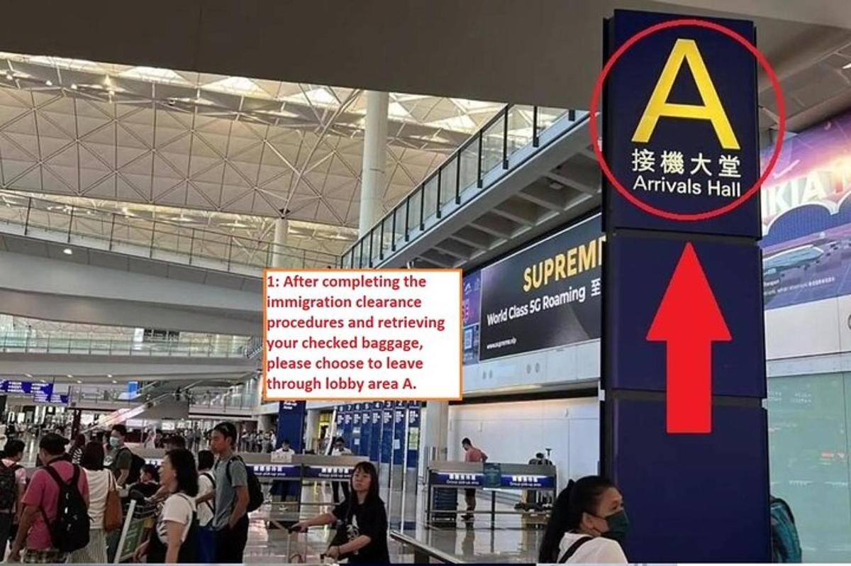 un cartello in un aeroporto con persone che camminano in giro
