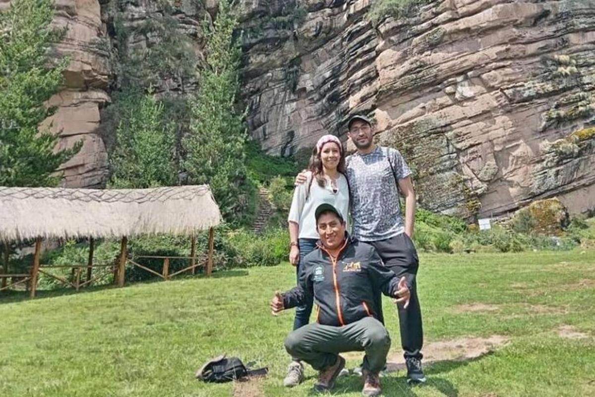 un grup de trei persoane care pozează pentru o fotografie