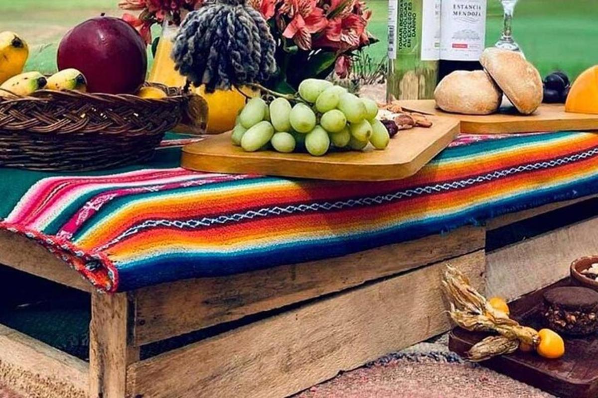 o masă cu un tocător cu fructe și legume