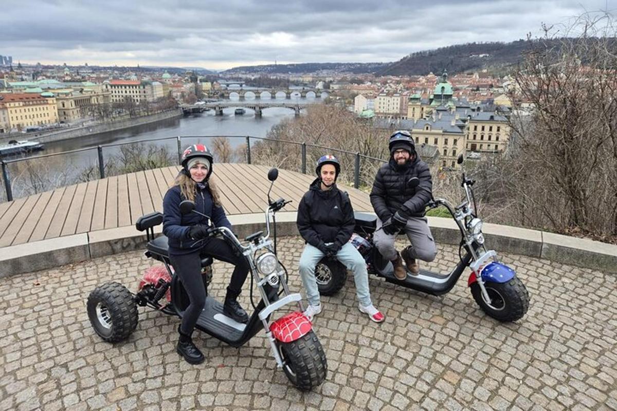 un grupo de tres personas sentadas en scooters