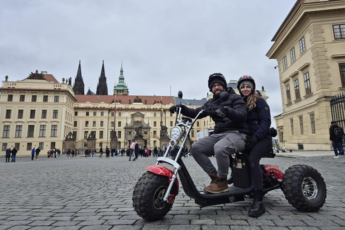 en mand og en kvinde kører på en scooter