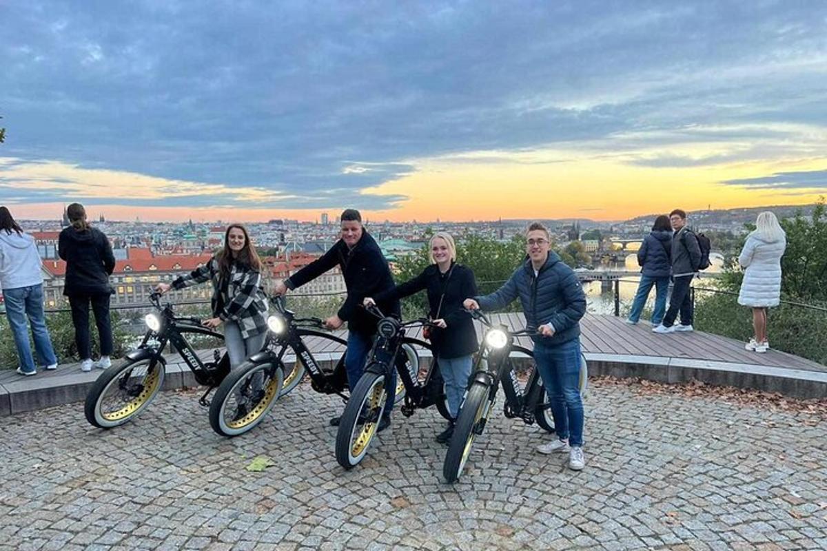 eine Gruppe von Menschen posiert für ein Foto mit ihren Fahrrädern