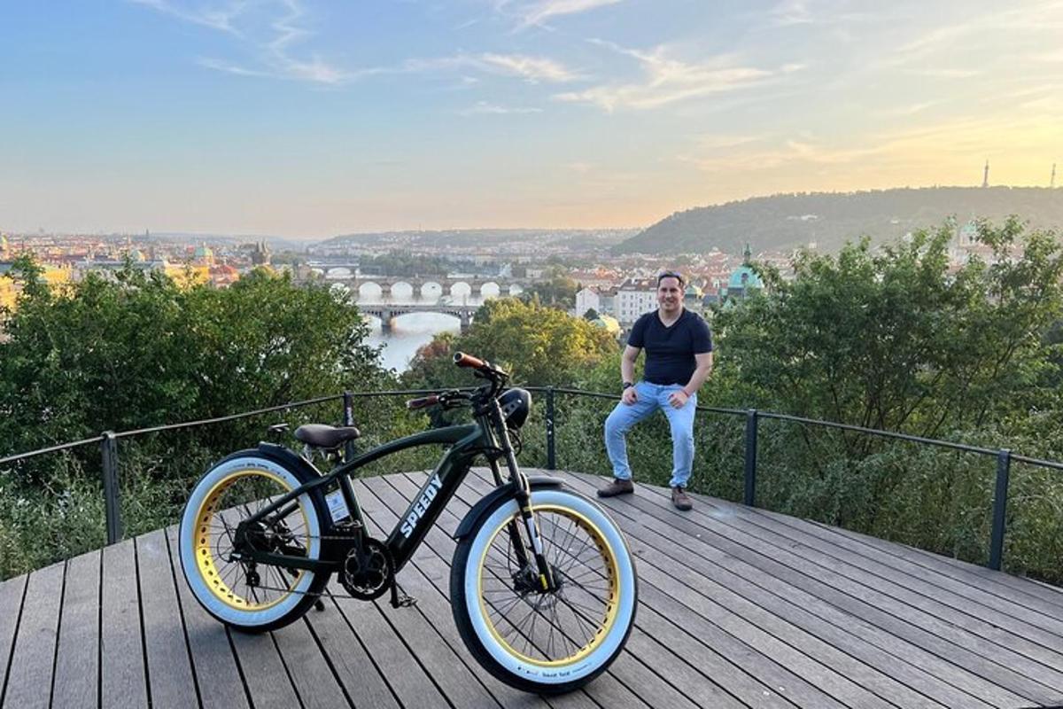 muž sedící vedle kola na dřevěné terase