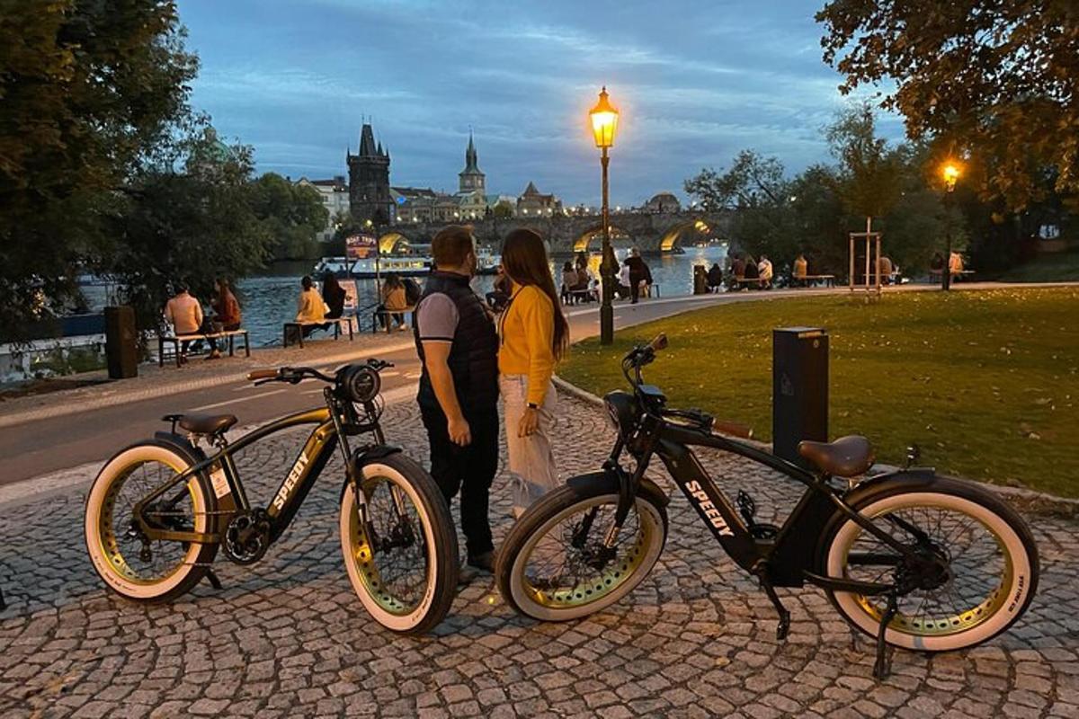dva lidé stojící vedle svých kol v parku