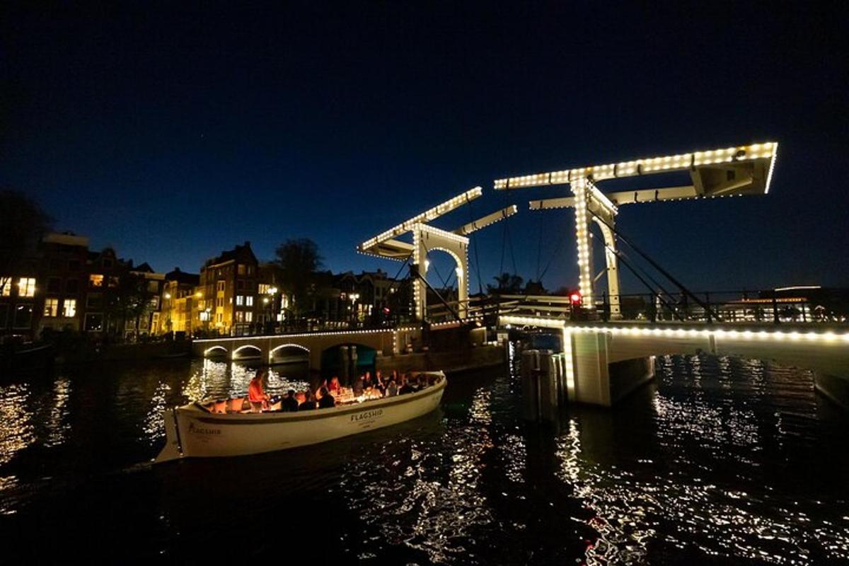 un bateau dans l'eau près d'un pont la nuit