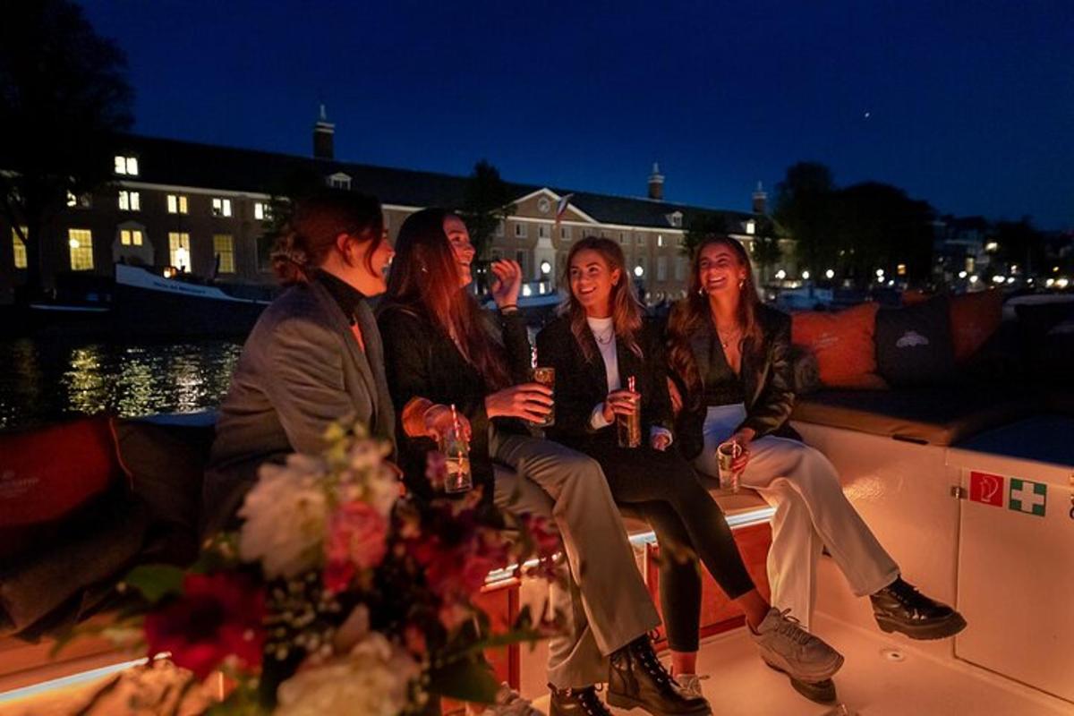 Un grupo de personas sentadas en un barco por la noche.