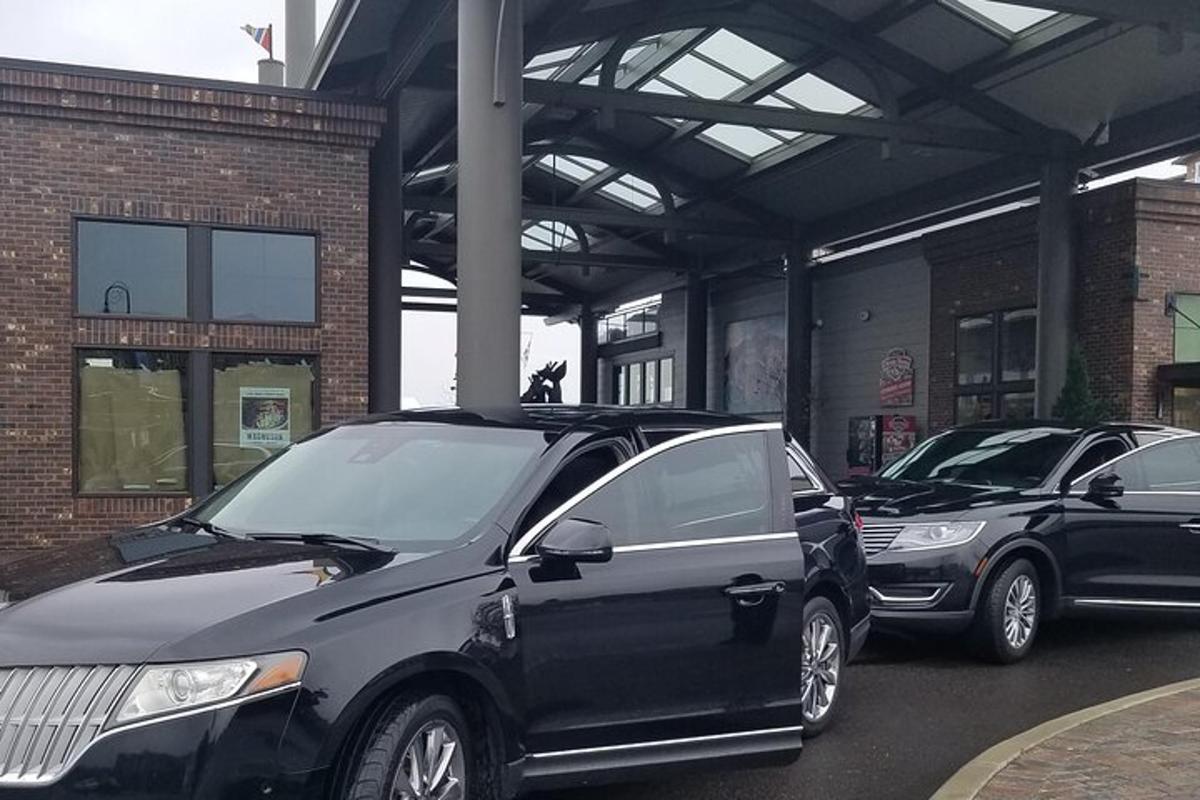 dua buah kereta diletakkan di tempat letak kereta