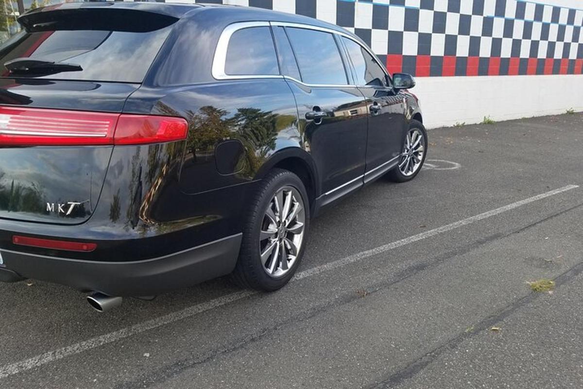 sebuah kereta hitam diletakkan di tempat letak kereta