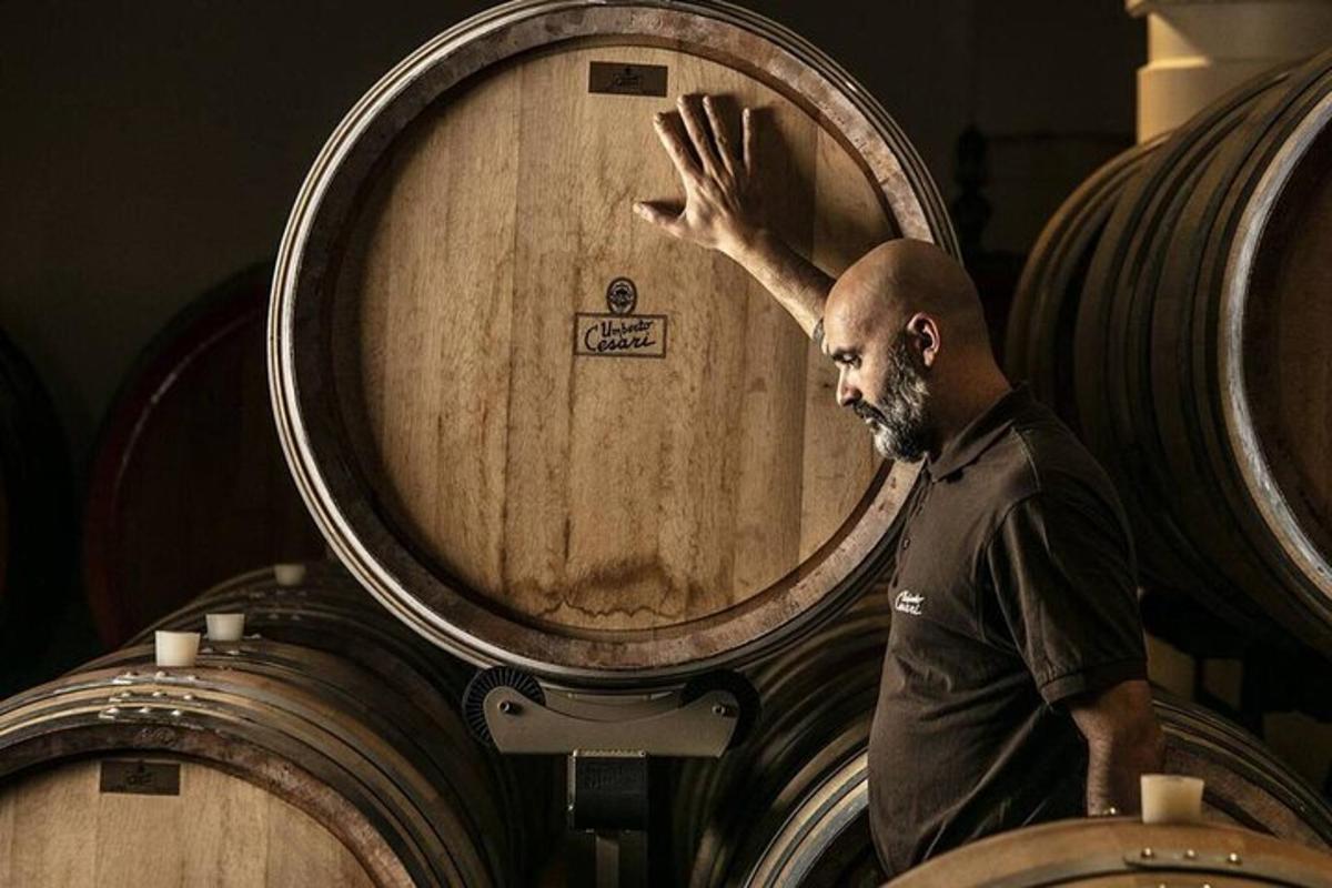um homem parado em frente a um barril