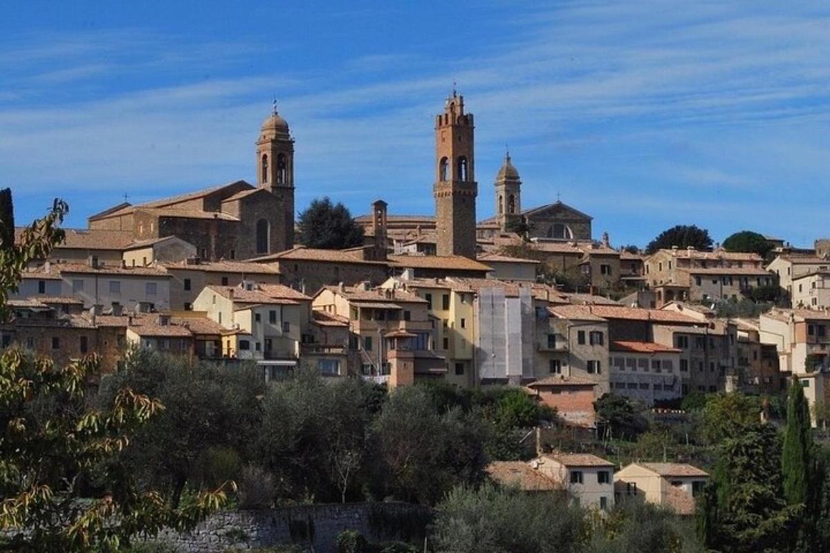 un pueblo en una colina con edificios y dos torres