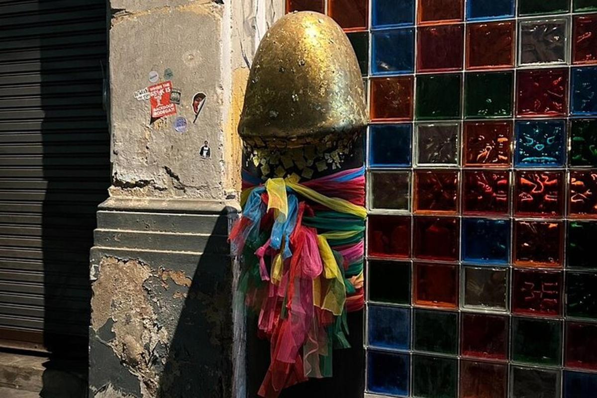 una paret de rajoles de colors amb una campana