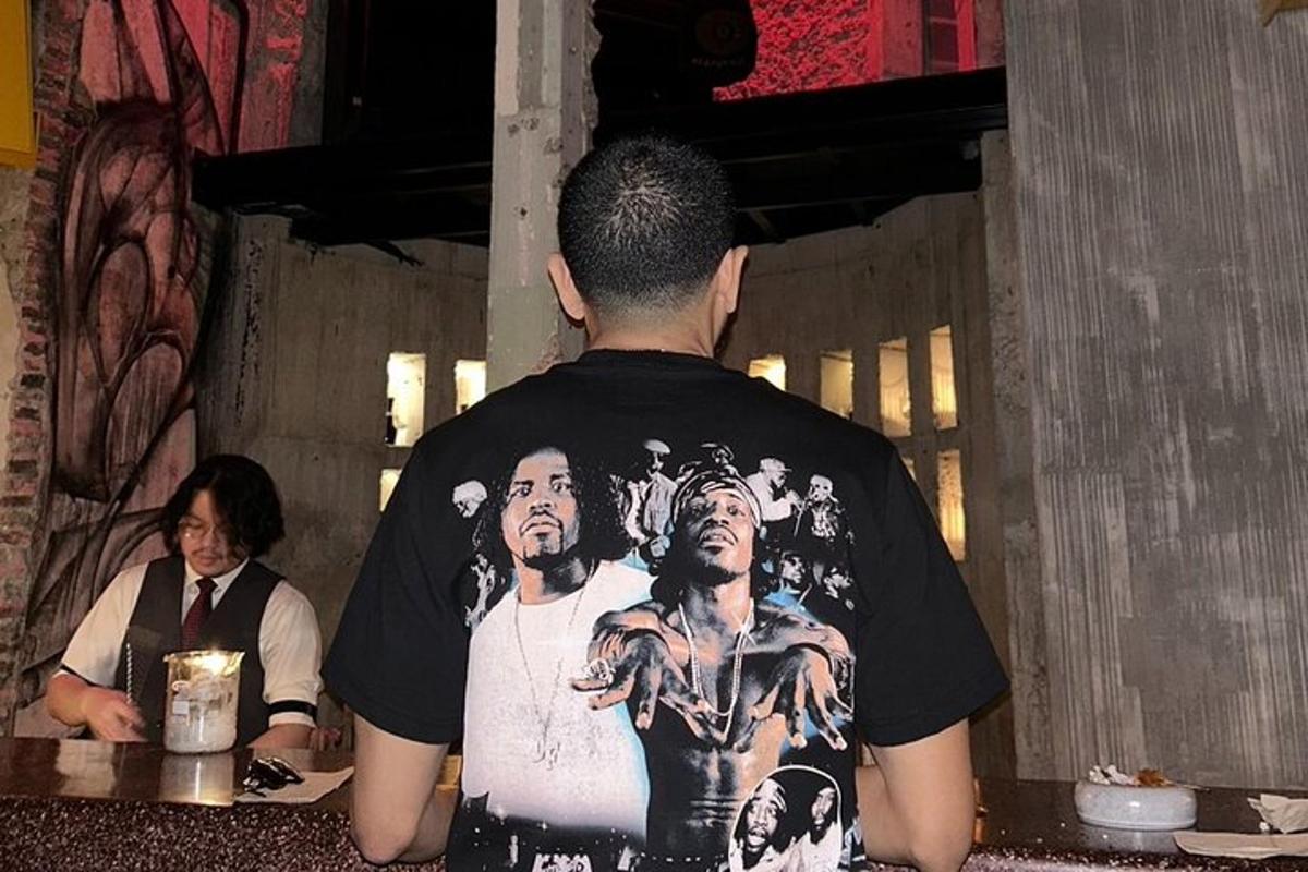 un home que porta una camisa negra amb una foto
