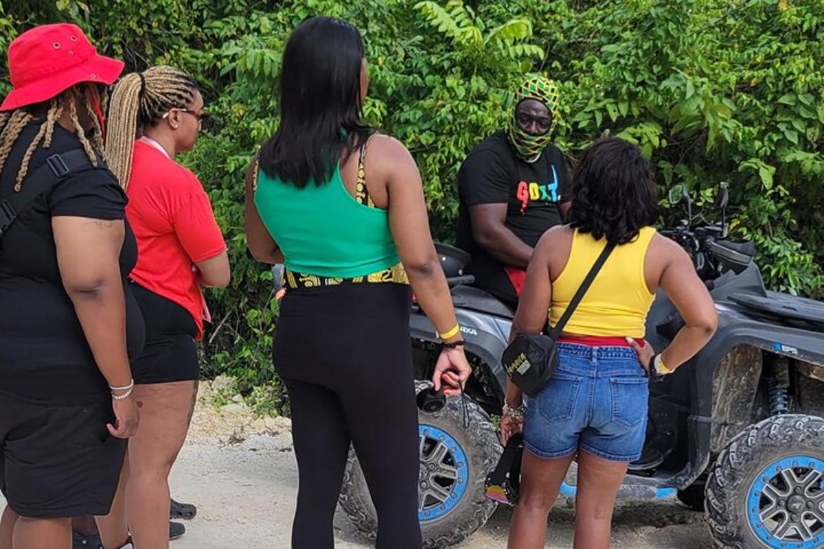 Un grupo de personas de pie alrededor de un jeep.